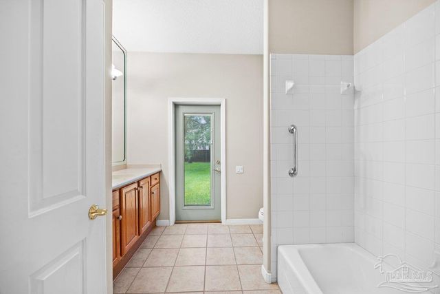 1166 Grand Pointe Dr, Gulf Breeze, FL 32563