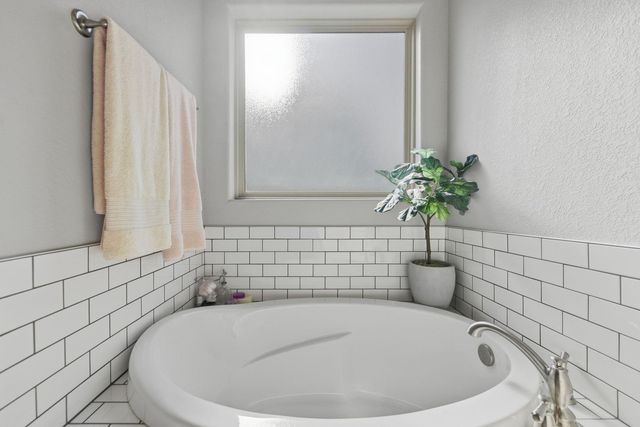 1702 Twin Oaks Circle, Brenham, TX 77833