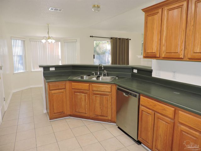 1913 Gulf Bay Ln, Pensacola, FL 32506