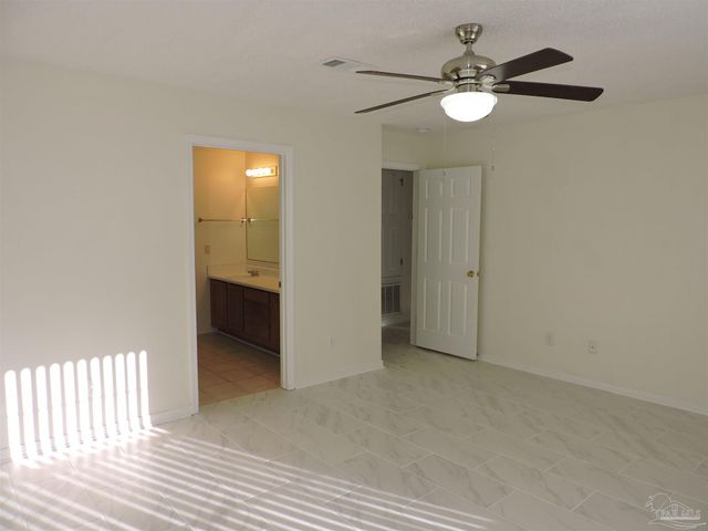 1913 Gulf Bay Ln, Pensacola, FL 32506