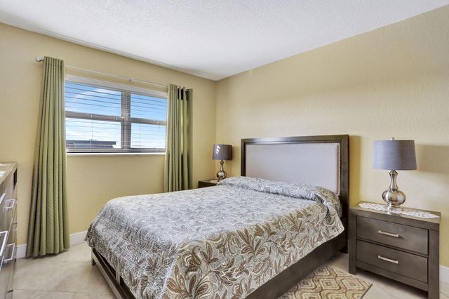 806 SE 7th Street 403, Deerfield Beach, FL 33441