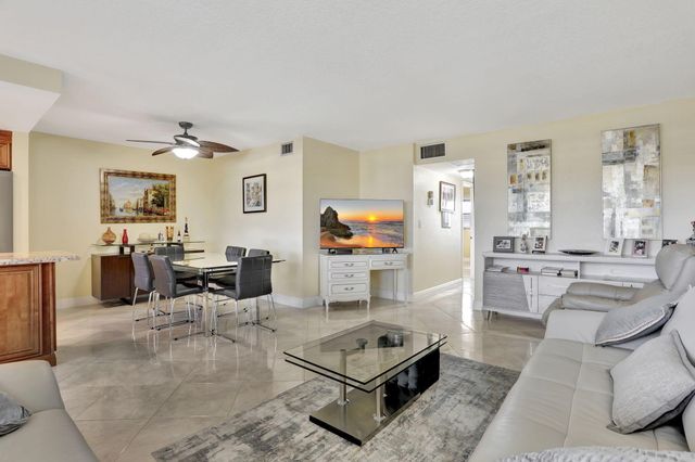 806 SE 7th Street 403, Deerfield Beach, FL 33441