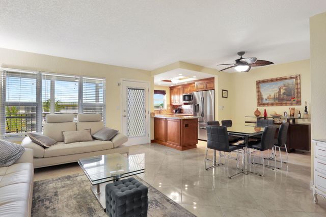 806 SE 7th Street 403, Deerfield Beach, FL 33441