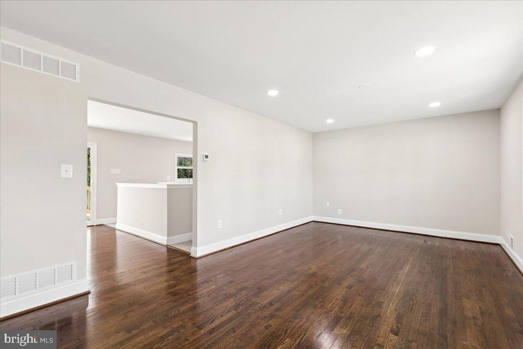 Image 11 of property listing at 216 CHEDDINGTON RD, Linthicum Heights, MD 21090