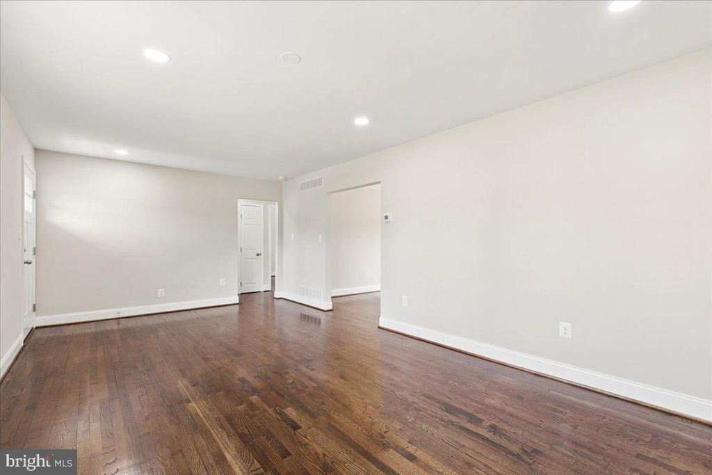 Image 12 of property listing at 216 CHEDDINGTON RD, Linthicum Heights, MD 21090