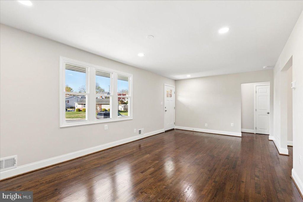 Image 13 of property listing at 216 CHEDDINGTON RD, Linthicum Heights, MD 21090