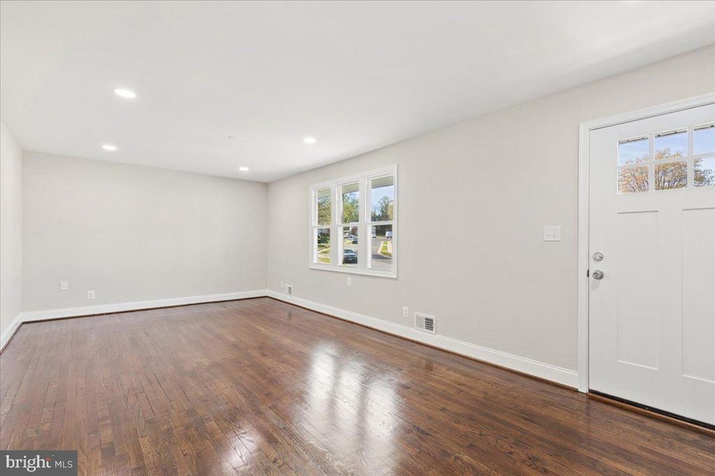 Image 14 of property listing at 216 CHEDDINGTON RD, Linthicum Heights, MD 21090