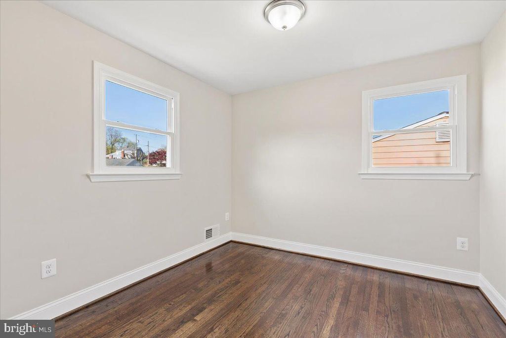 Image 15 of property listing at 216 CHEDDINGTON RD, Linthicum Heights, MD 21090