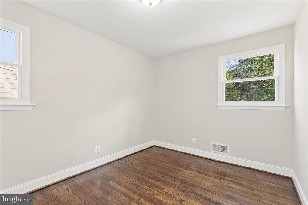 Image 19 of property listing at 216 CHEDDINGTON RD, Linthicum Heights, MD 21090