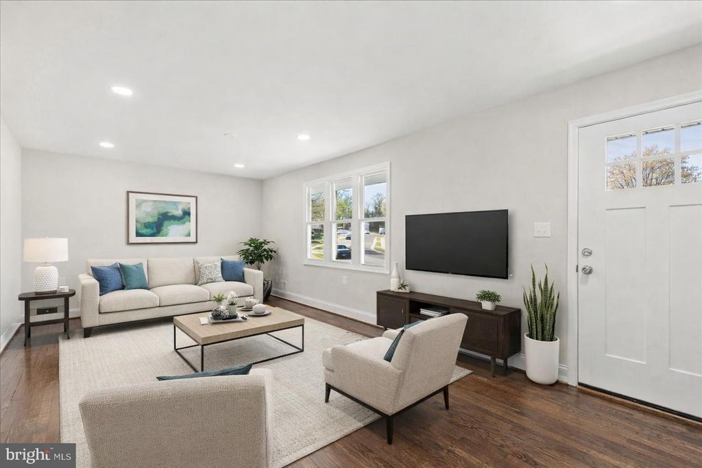 Image 2 of property listing at 216 CHEDDINGTON RD, Linthicum Heights, MD 21090