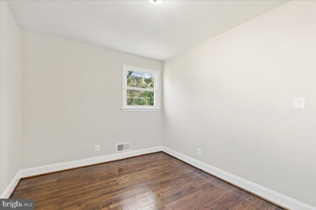 Image 20 of property listing at 216 CHEDDINGTON RD, Linthicum Heights, MD 21090