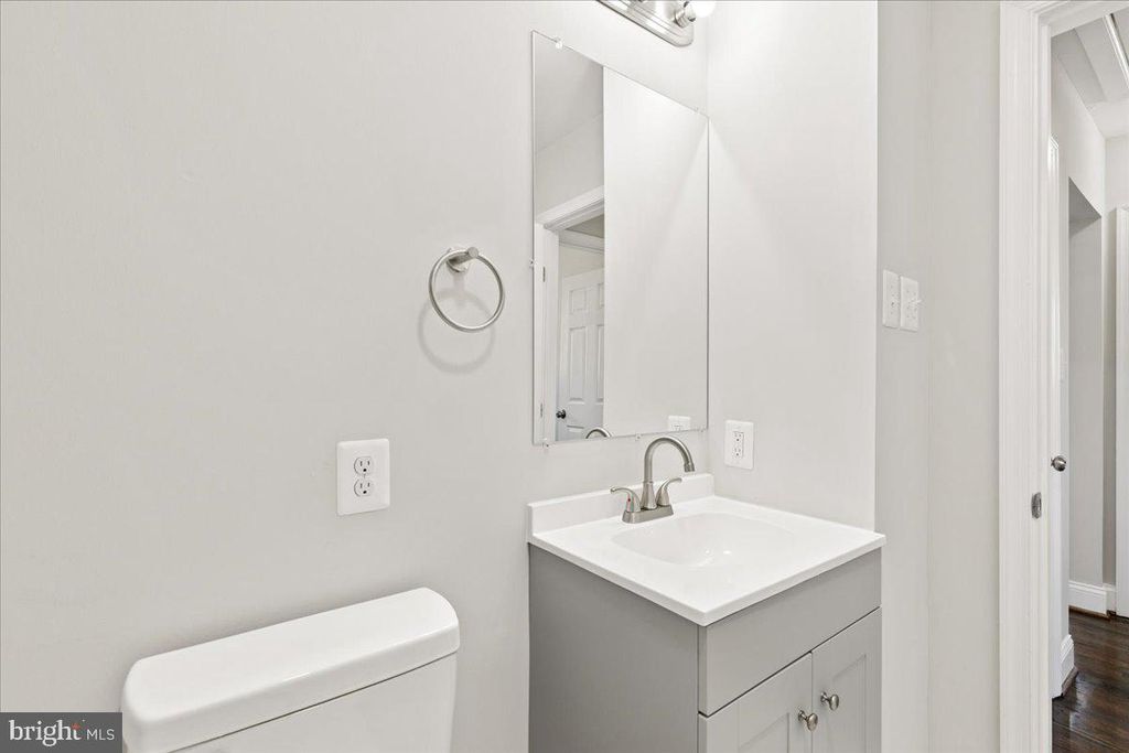 Image 24 of property listing at 216 CHEDDINGTON RD, Linthicum Heights, MD 21090