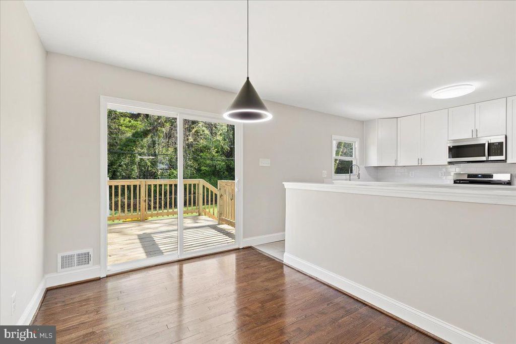 Image 27 of property listing at 216 CHEDDINGTON RD, Linthicum Heights, MD 21090