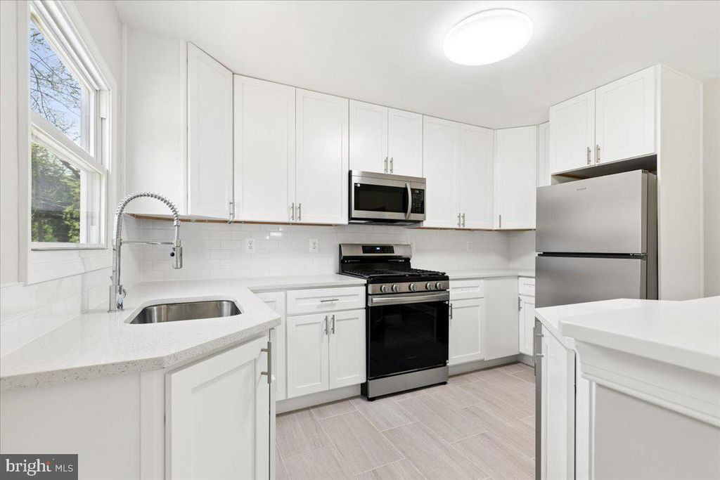 Image 30 of property listing at 216 CHEDDINGTON RD, Linthicum Heights, MD 21090