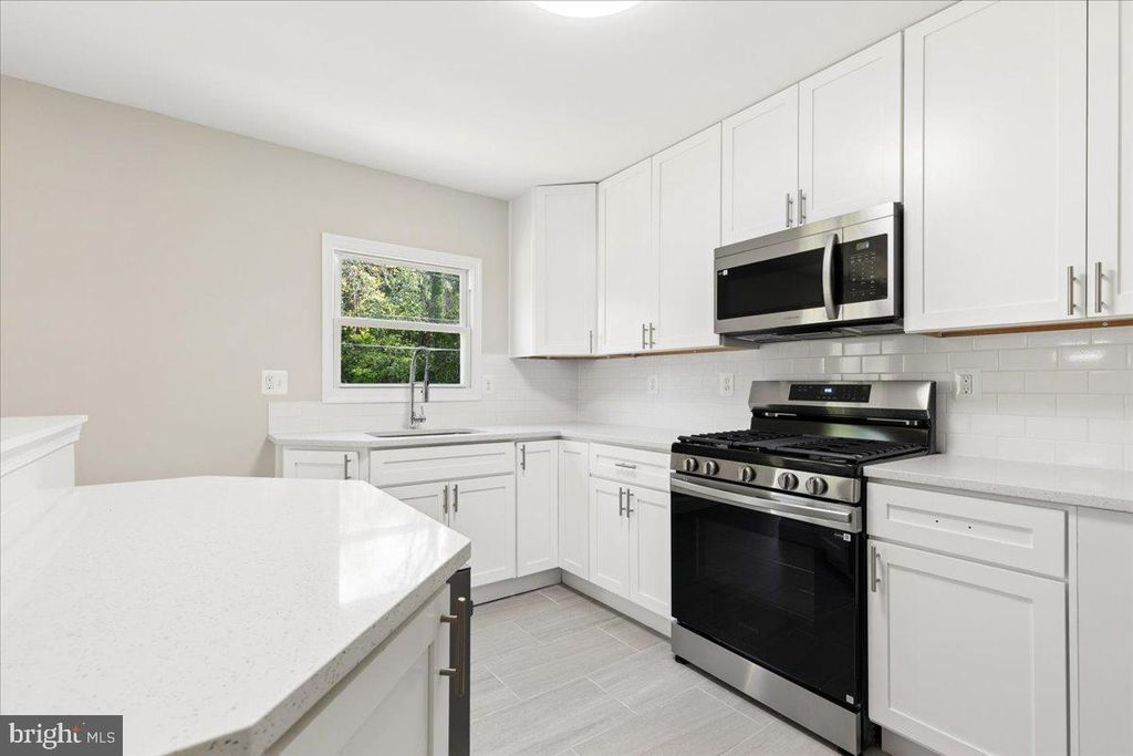 Image 33 of property listing at 216 CHEDDINGTON RD, Linthicum Heights, MD 21090