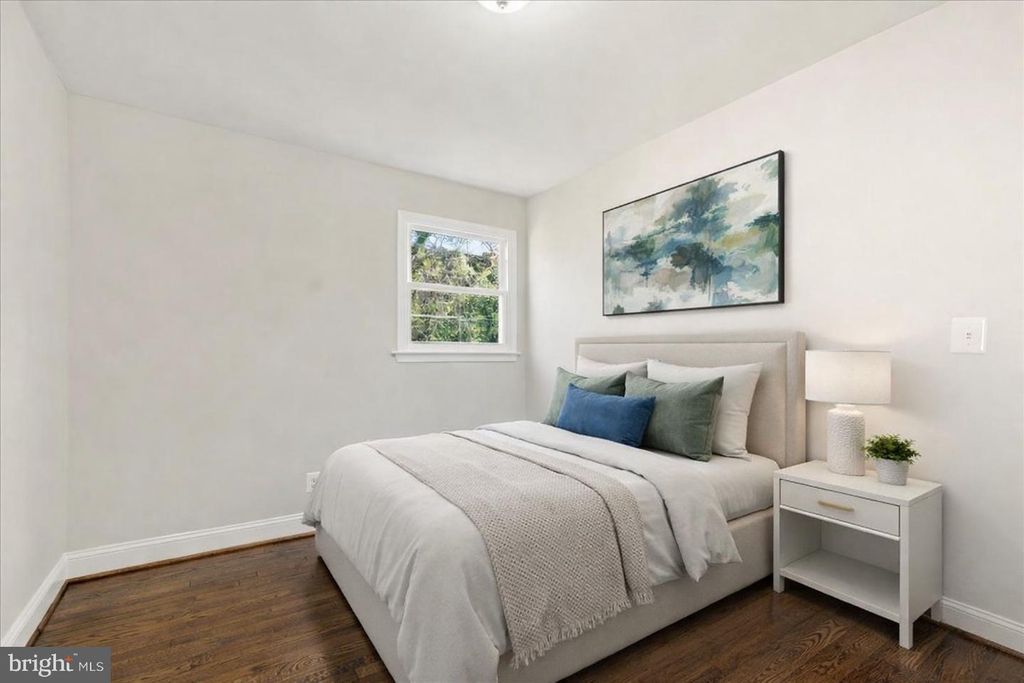 Image 4 of property listing at 216 CHEDDINGTON RD, Linthicum Heights, MD 21090