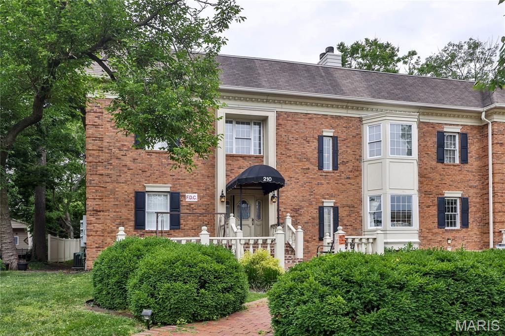 210 N Taylor Avenue C, Kirkwood, MO 63122