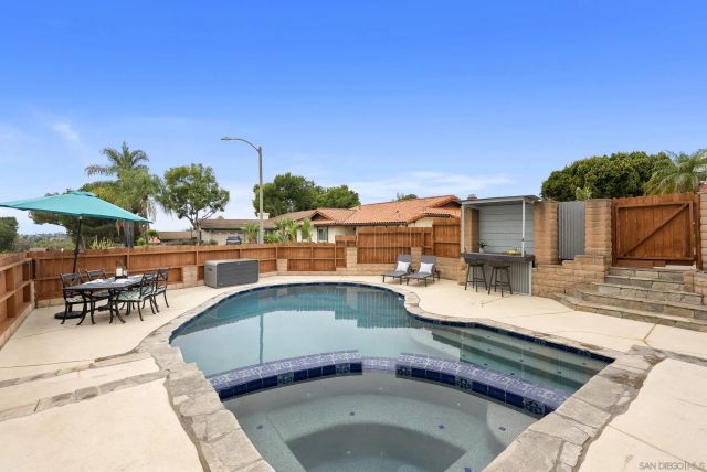 1918 Odell Cir, Vista, CA 92084