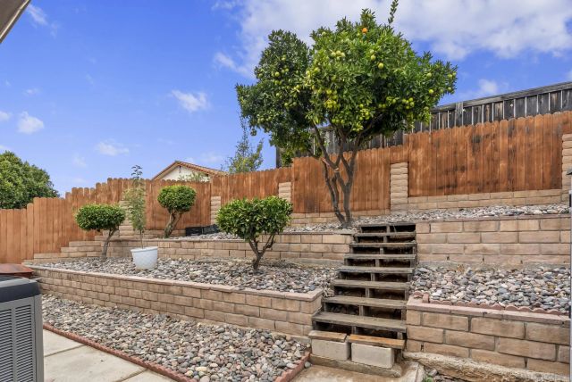 1918 Odell Cir, Vista, CA 92084