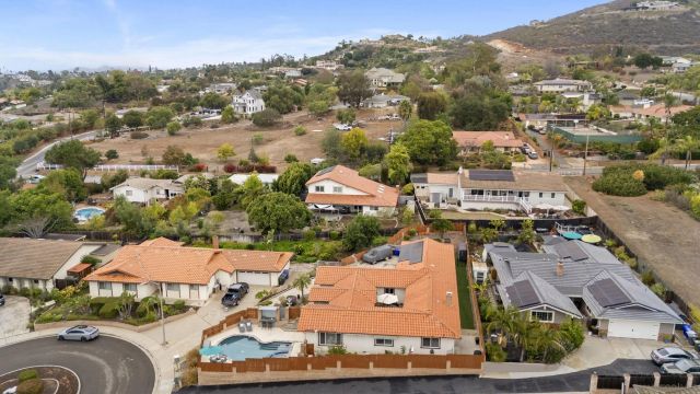 1918 Odell Cir, Vista, CA 92084