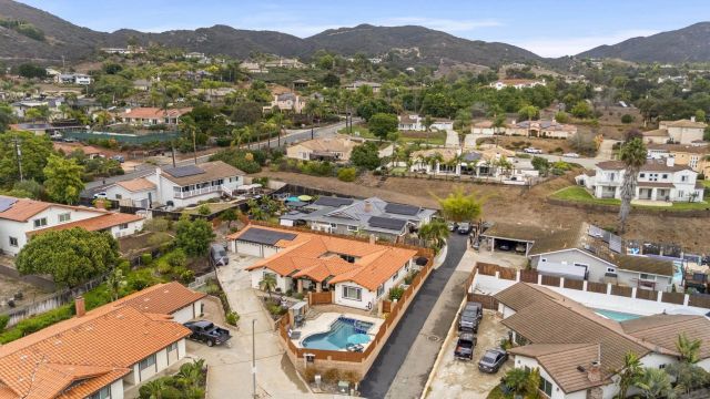 1918 Odell Cir, Vista, CA 92084