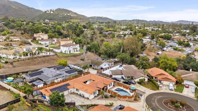 1918 Odell Cir, Vista, CA 92084