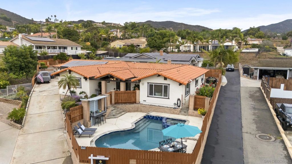 1918 Odell Cir, Vista, CA 92084