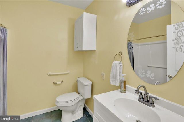 82 FAIRFAX LN, Annville, PA 17003