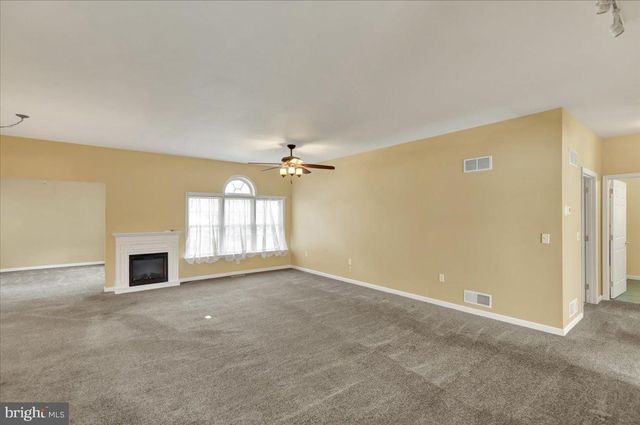 82 FAIRFAX LN, Annville, PA 17003