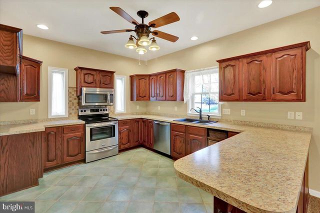 82 FAIRFAX LN, Annville, PA 17003