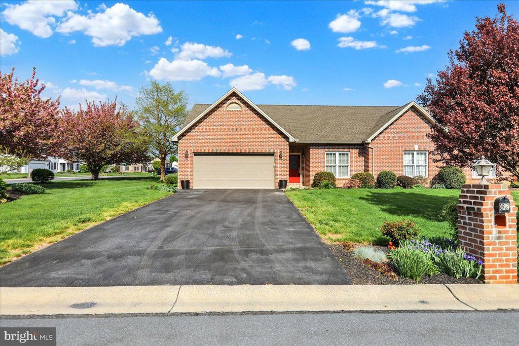 82 FAIRFAX LN, Annville, PA 17003