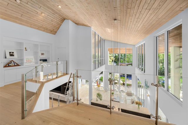 7150 W Lago Dr, Coral Gables, FL 33143