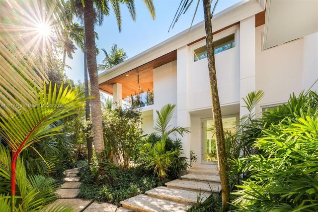 7150 W Lago Dr, Coral Gables, FL 33143