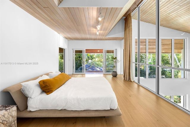 7150 W Lago Dr, Coral Gables, FL 33143