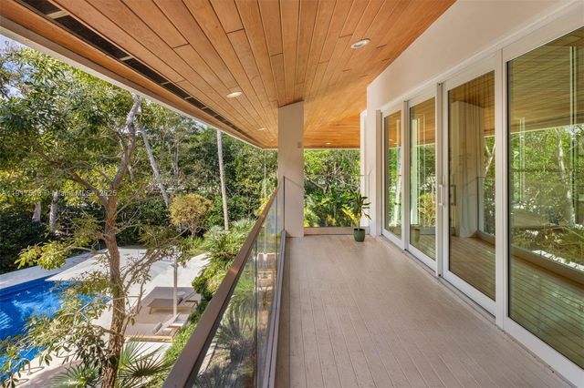 7150 W Lago Dr, Coral Gables, FL 33143