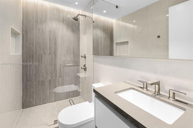 7150 W Lago Dr, Coral Gables, FL 33143