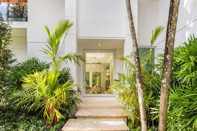 7150 W Lago Dr, Coral Gables, FL 33143