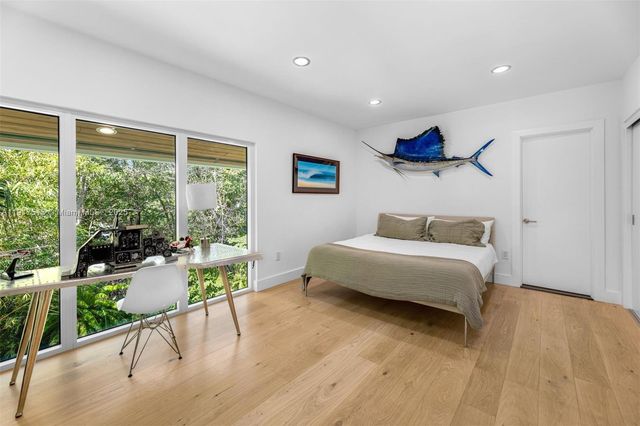 7150 W Lago Dr, Coral Gables, FL 33143