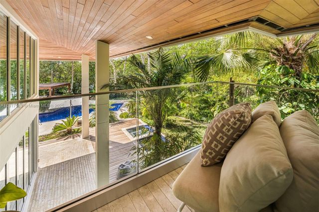 7150 W Lago Dr, Coral Gables, FL 33143