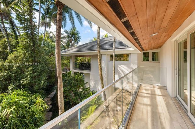 7150 W Lago Dr, Coral Gables, FL 33143