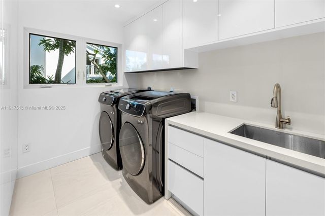 7150 W Lago Dr, Coral Gables, FL 33143