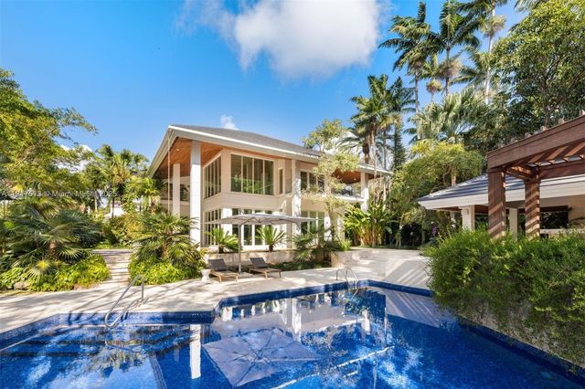 7150 W Lago Dr, Coral Gables, FL 33143