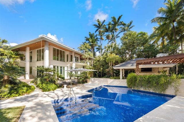 7150 W Lago Dr, Coral Gables, FL 33143