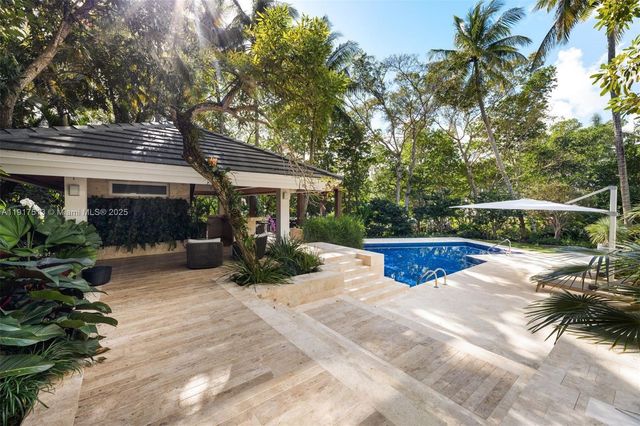 7150 W Lago Dr, Coral Gables, FL 33143