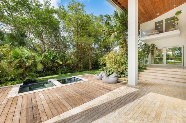 7150 W Lago Dr, Coral Gables, FL 33143