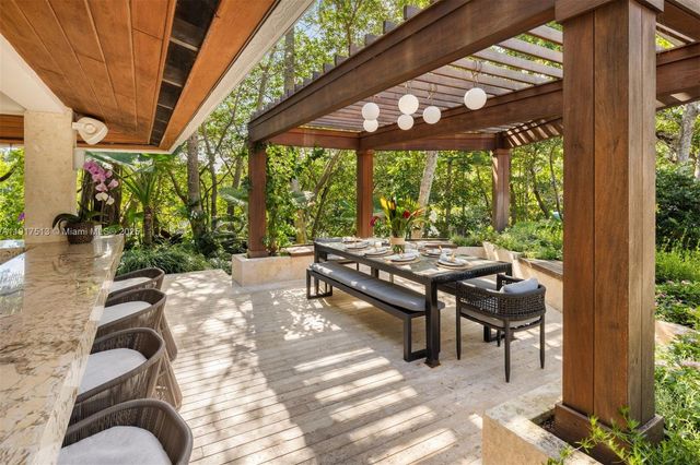 7150 W Lago Dr, Coral Gables, FL 33143