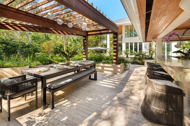 7150 W Lago Dr, Coral Gables, FL 33143