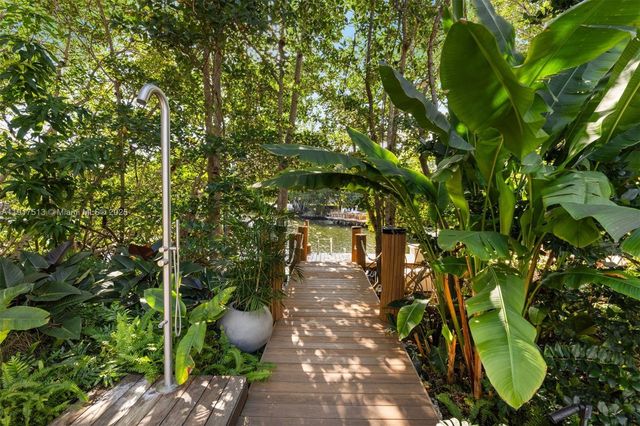 7150 W Lago Dr, Coral Gables, FL 33143