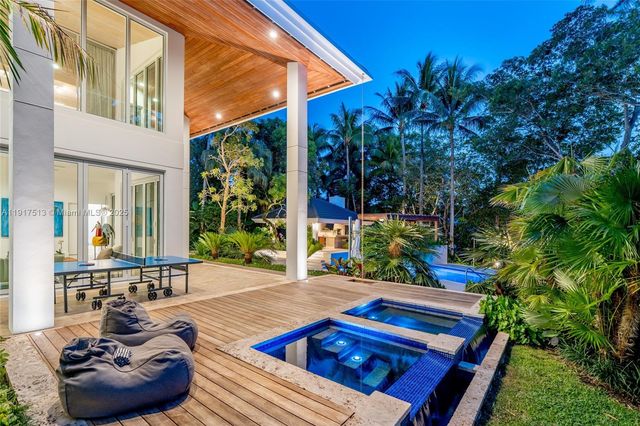 7150 W Lago Dr, Coral Gables, FL 33143