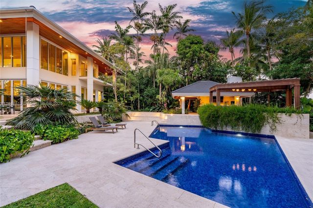 7150 W Lago Dr, Coral Gables, FL 33143